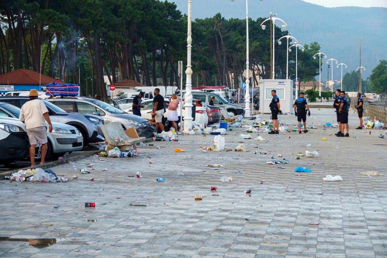 Galería | La resaca de San Xoán 2026 deja toneladas de residuos en Samil y Panxón