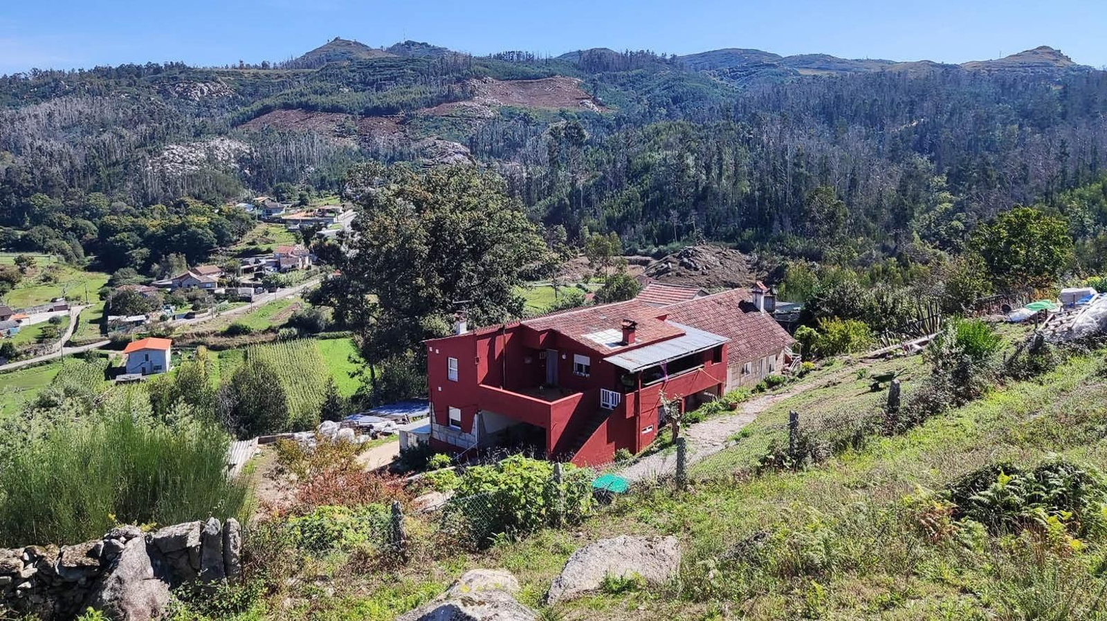 Edificaciones en Coruxo hoy: hace cuatro años estaban cercadas por el fuego. El paisaje se ha recuperado.