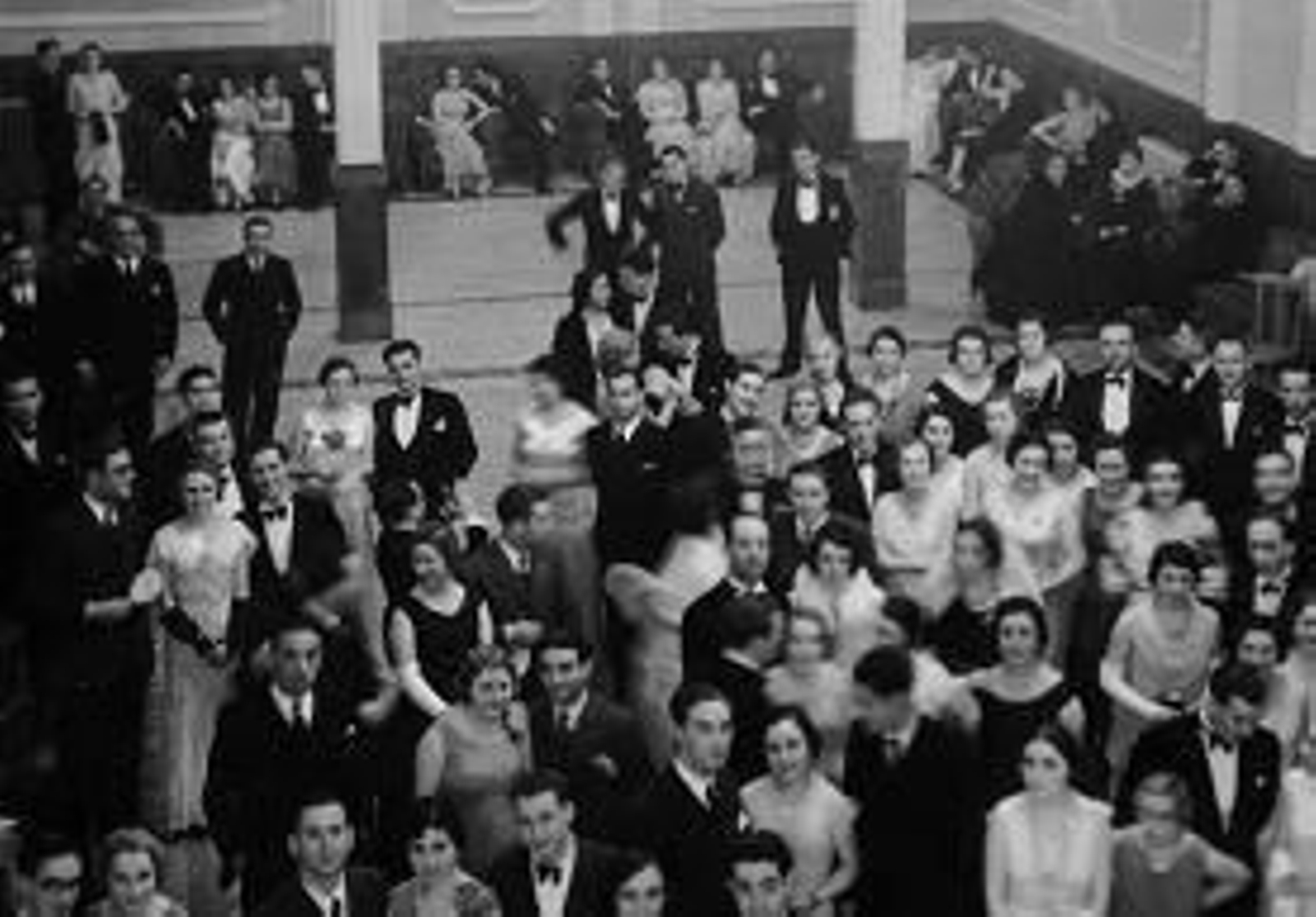 Uno de los bailes celebrados en el Liceo en aquellos "felices 20". Fotografía cedida por Santiago Mosquera.