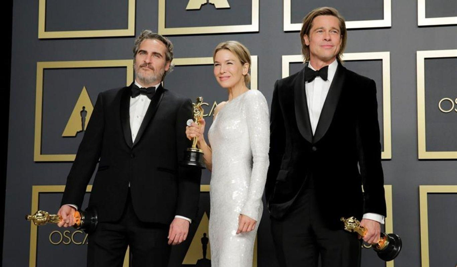 Los ganadores del Oscar Joaquin Phoenix (i), Mejor Actor ("Joker"); Renée Zellweger (c), Mejor Actriz ("Judy"), y Brad Pitt, Mejor Actor de Reparto (Once Upon a Time...In Hollywood")