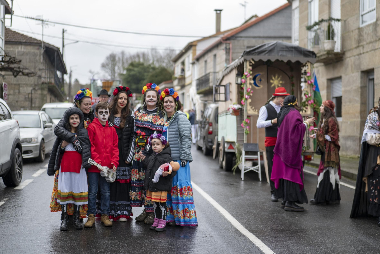 Galería | El Entroido itinerante de Parada de Amoeiro lleva la diversión por bandera