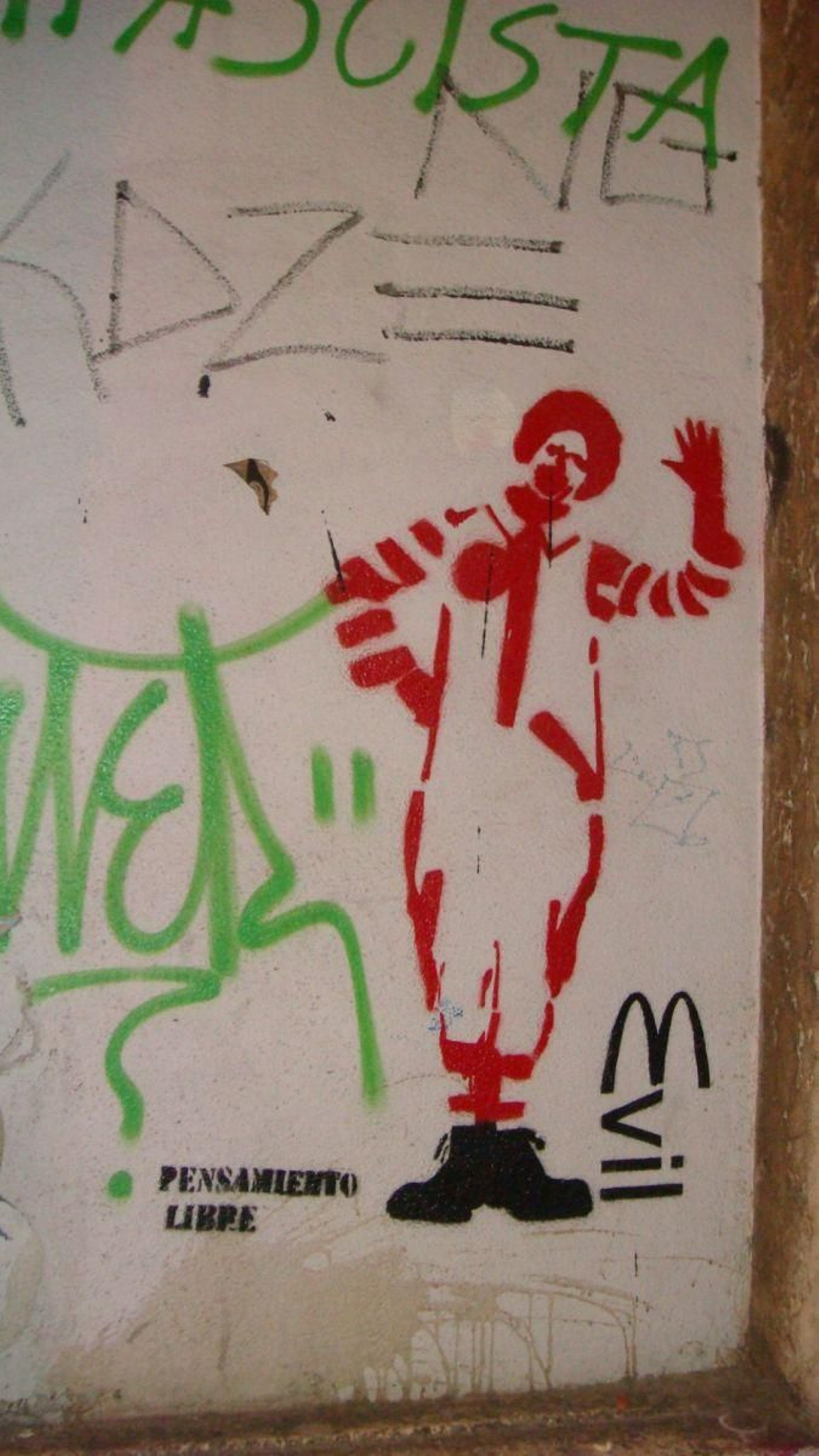 “Pensamiento libre”, no se sabe si es una firma, un eslogan o un deseo.