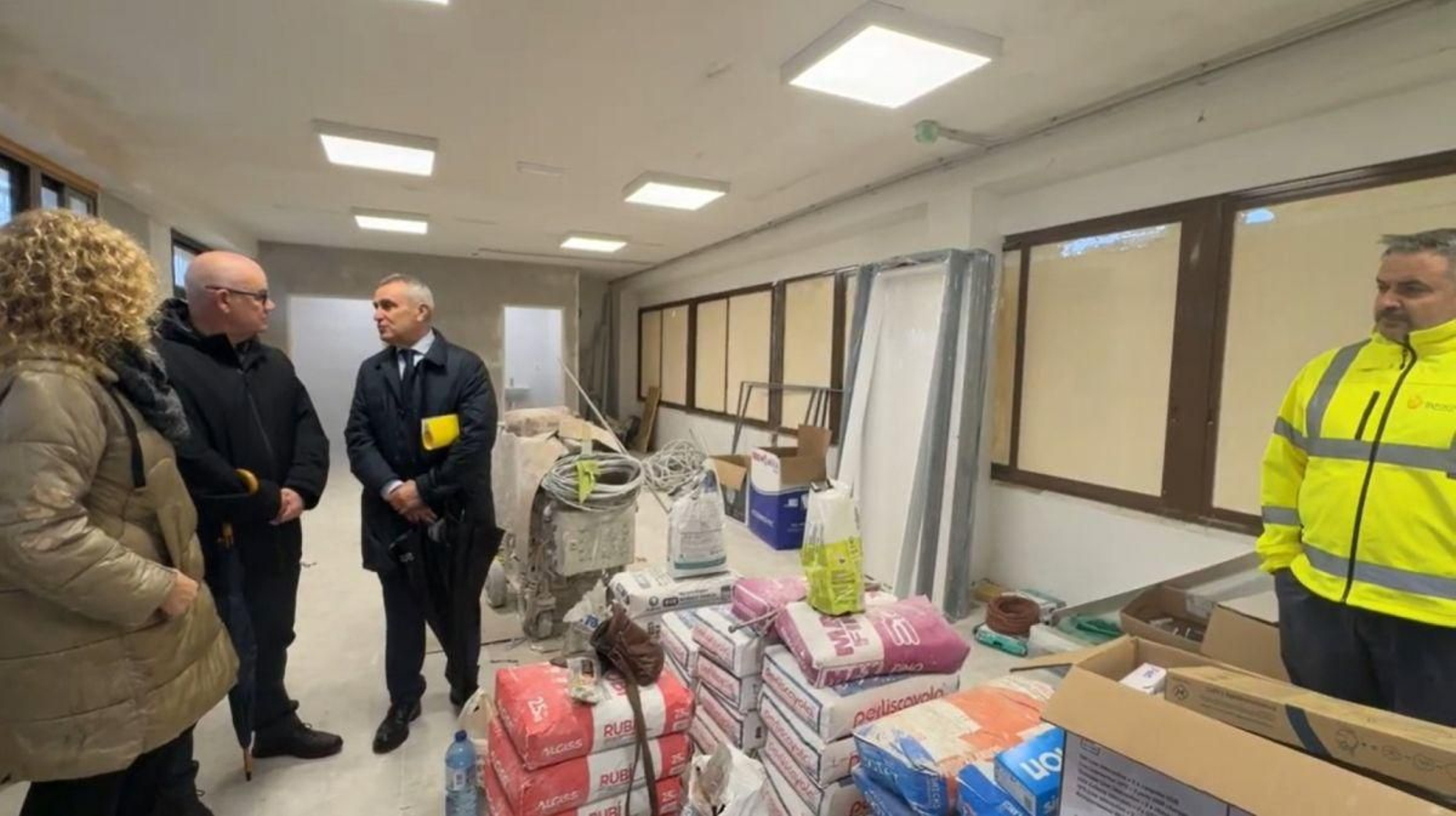 Eladio Santos y el director de la prisión, Francisco González.