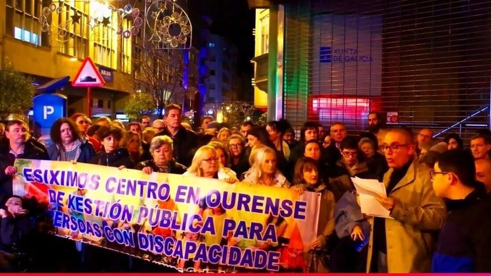 A la derecha, Rosendo Fernández leyendo el manifiesto de ProCAPD en la manifestación. Entre los manifestantes, Besteiro.
