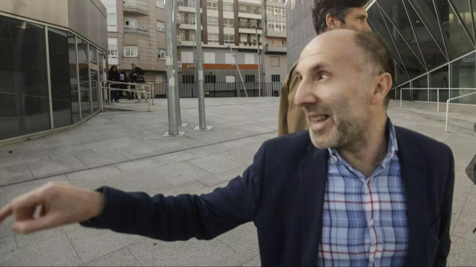 Jácome en las puertas de los Juzgados de Ourense.