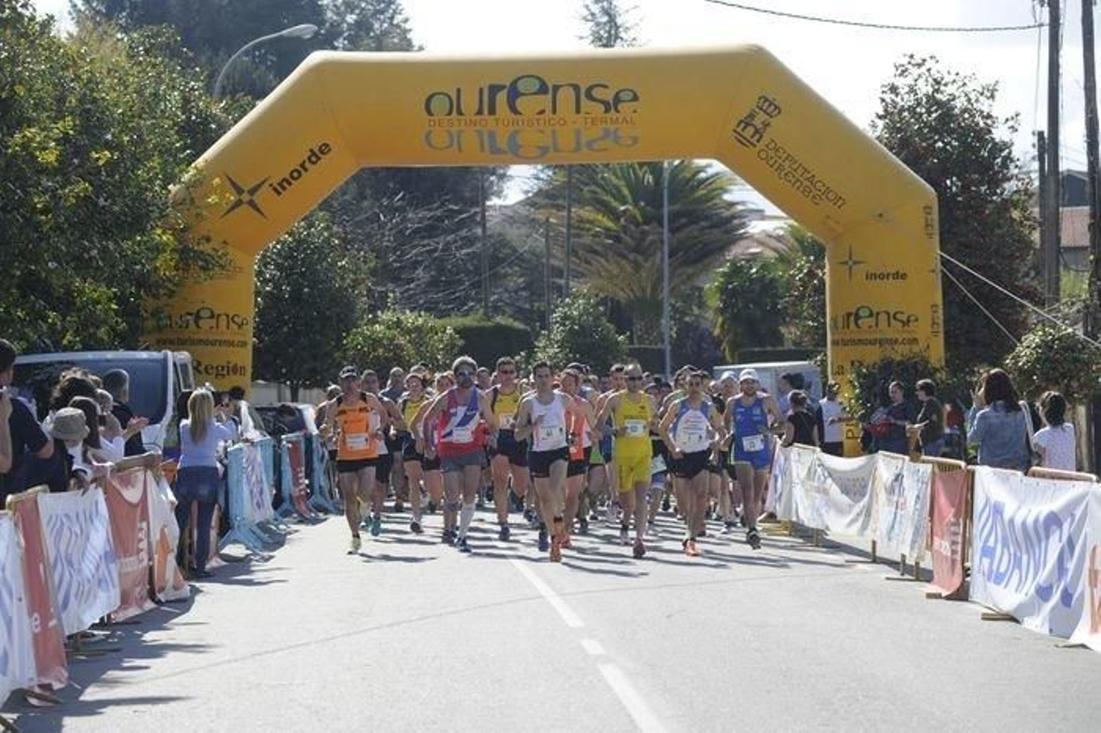 Los atletas de la prueba absoluta, tomando la salida en la media maratón de Xinzo de Limia, prueba que dominaron Hassan Lekhilli y Yolanda Gutiérrez.