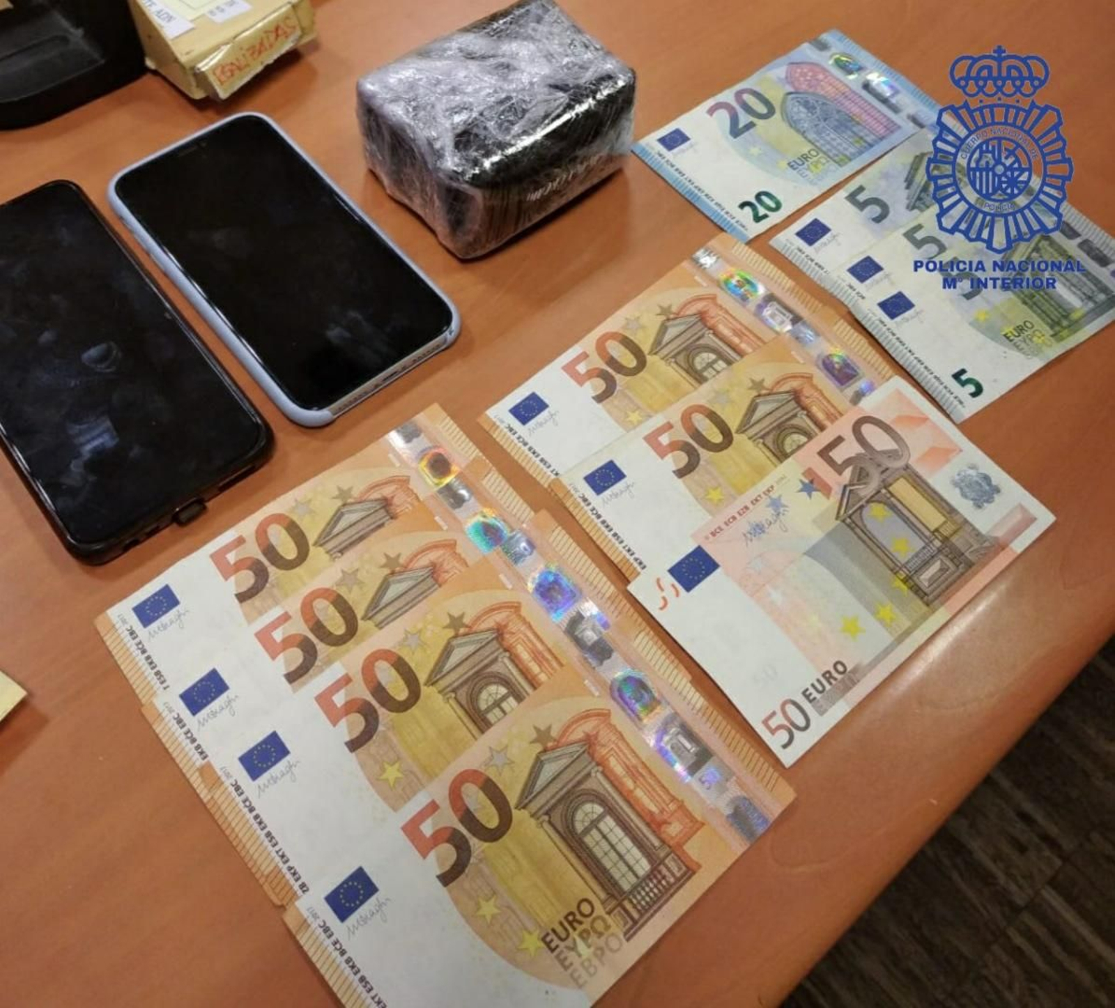 Imagen de las pertenencias incautadas a los dos detenidos.