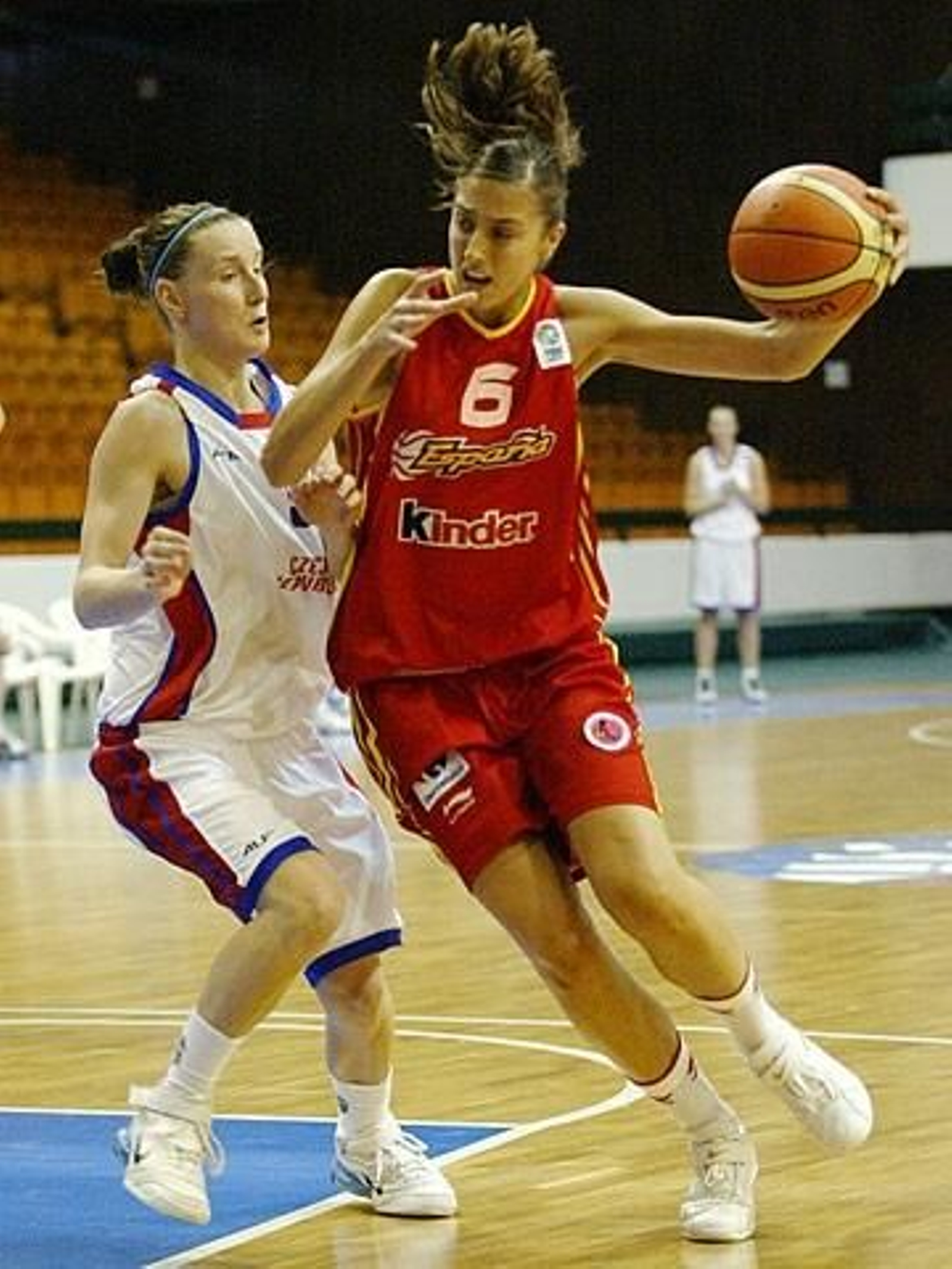 Tamara Abalde penetra a canasta durante un partido de la selección. foto: archivo