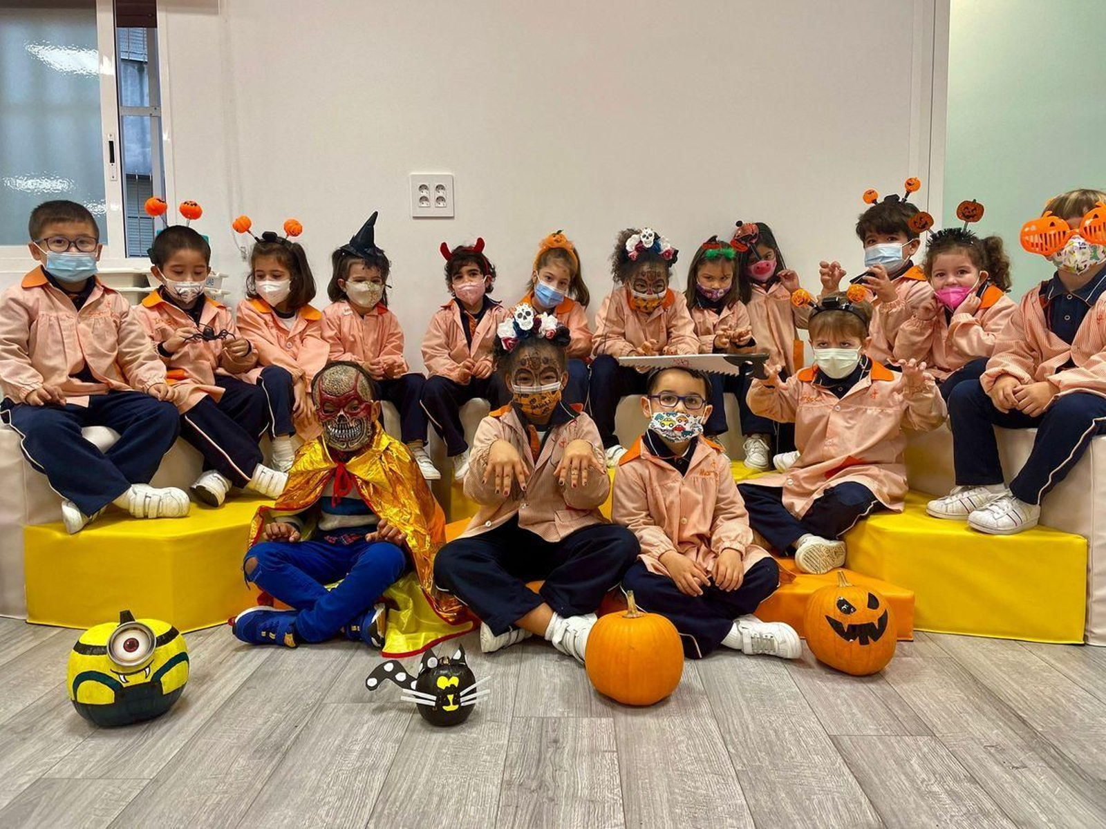 Franciscanas. Os máis novos, engalanados para a ocasión.