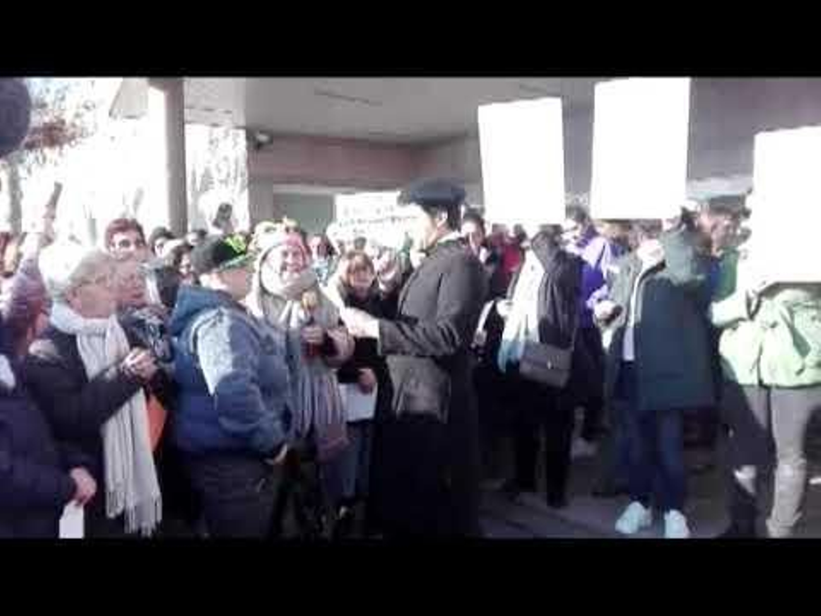 Concentración en Verín Escenificación del entierro de la Sanidad Pública 4 12 19