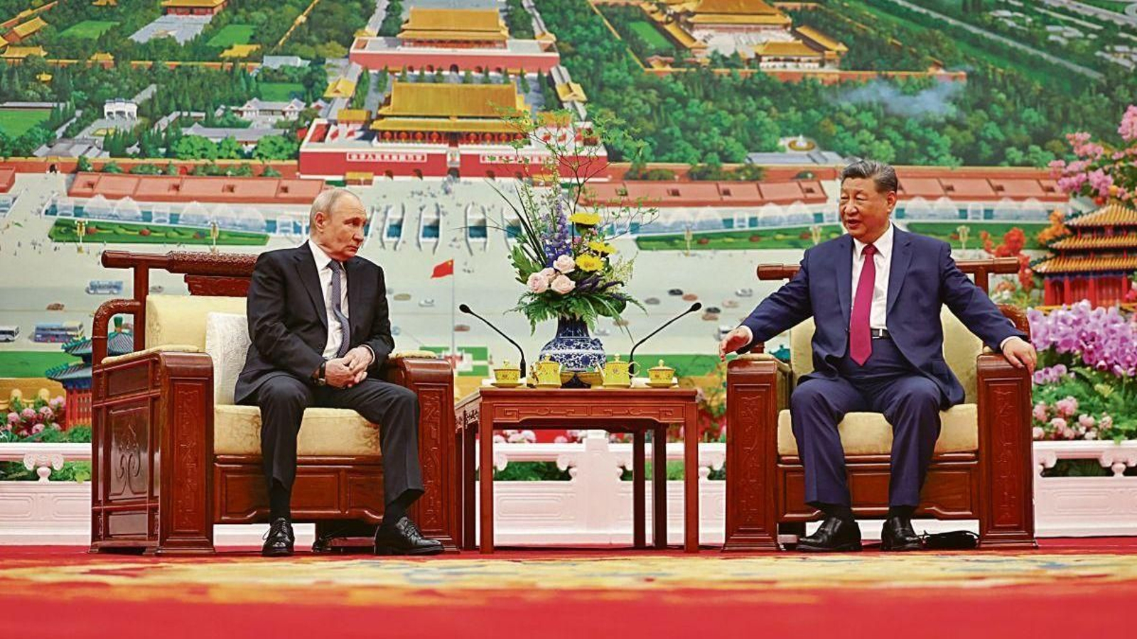Vladimir Putin y Xi Jinping, ayer durante su reunión en Pekín.