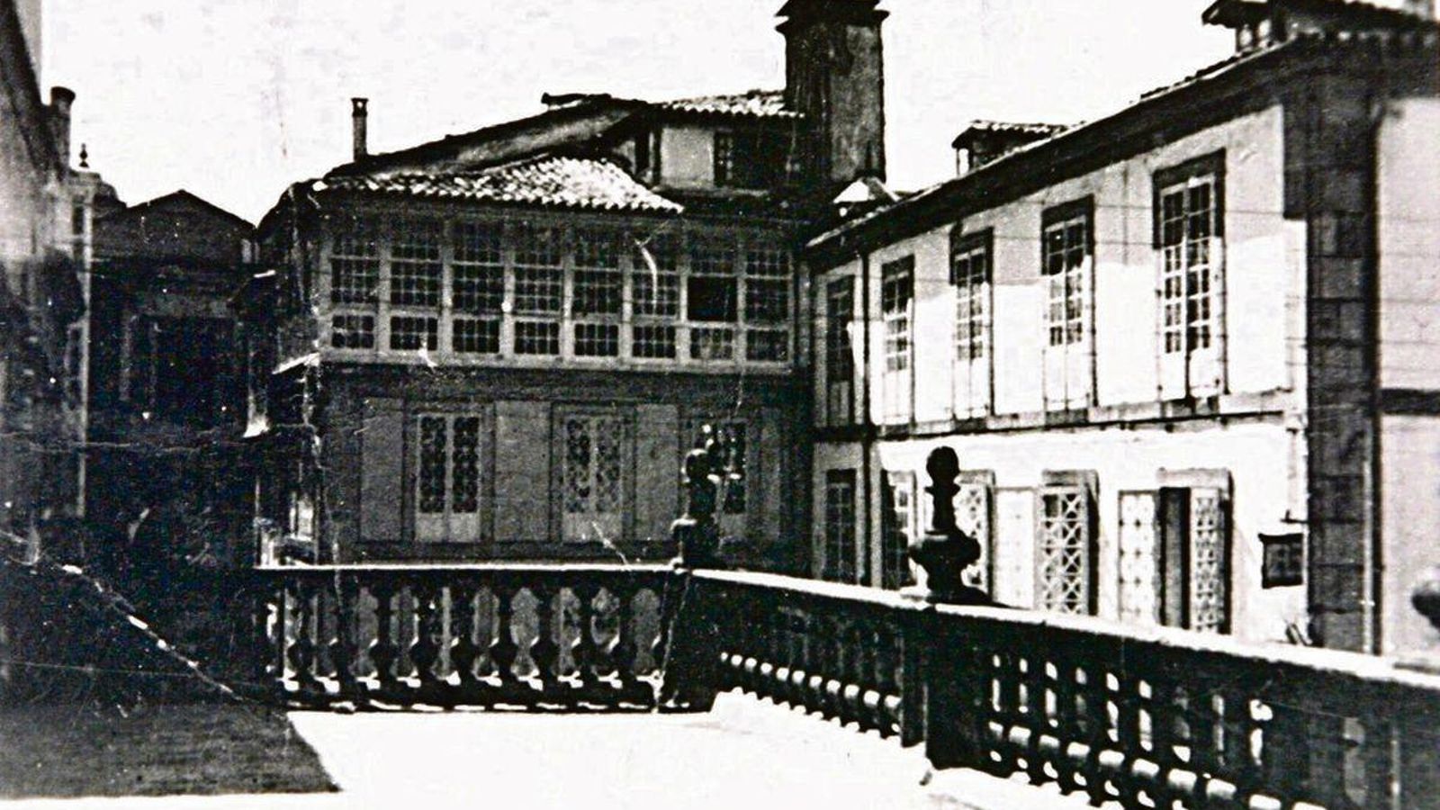 La balconada, con los edificios que desaparecieron para hacer la escalinata.