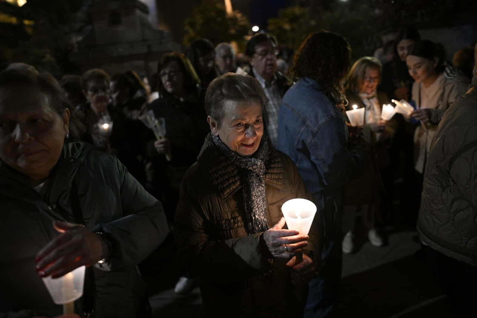 Fieles de todas las edades portaron sus antorchas y velas encendidas en señal de promesa, agradecimiento y fe.