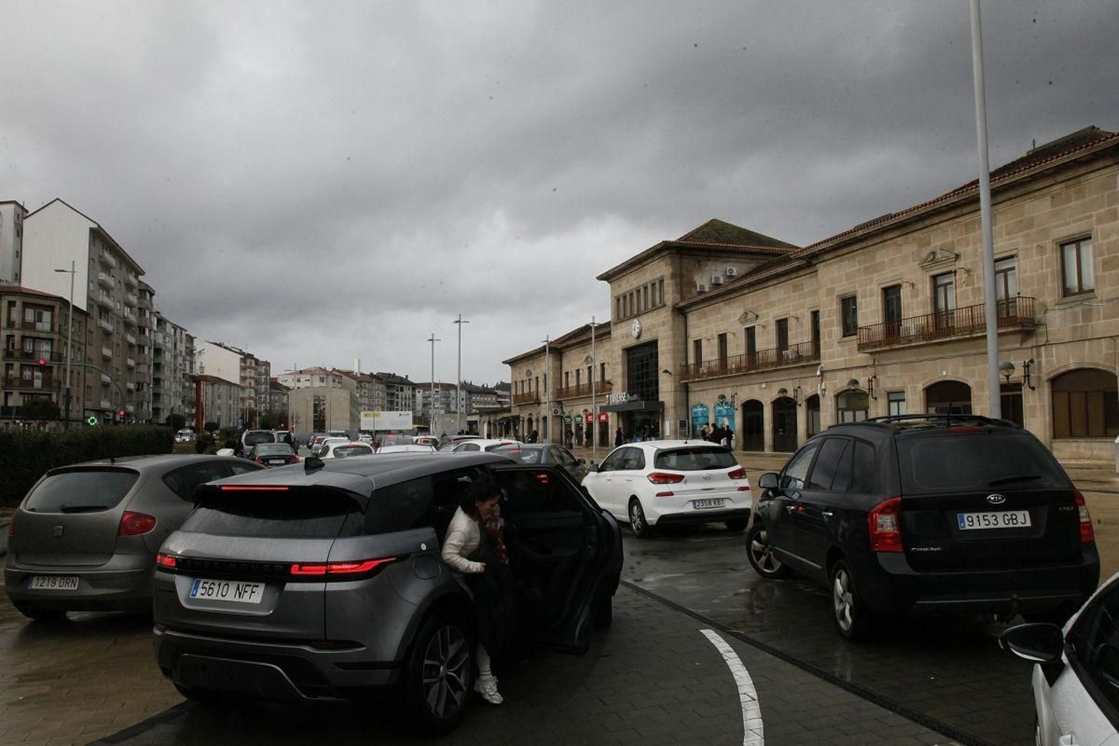 Tráfico caótico en la entrada de la estación ourensana, este sábado.