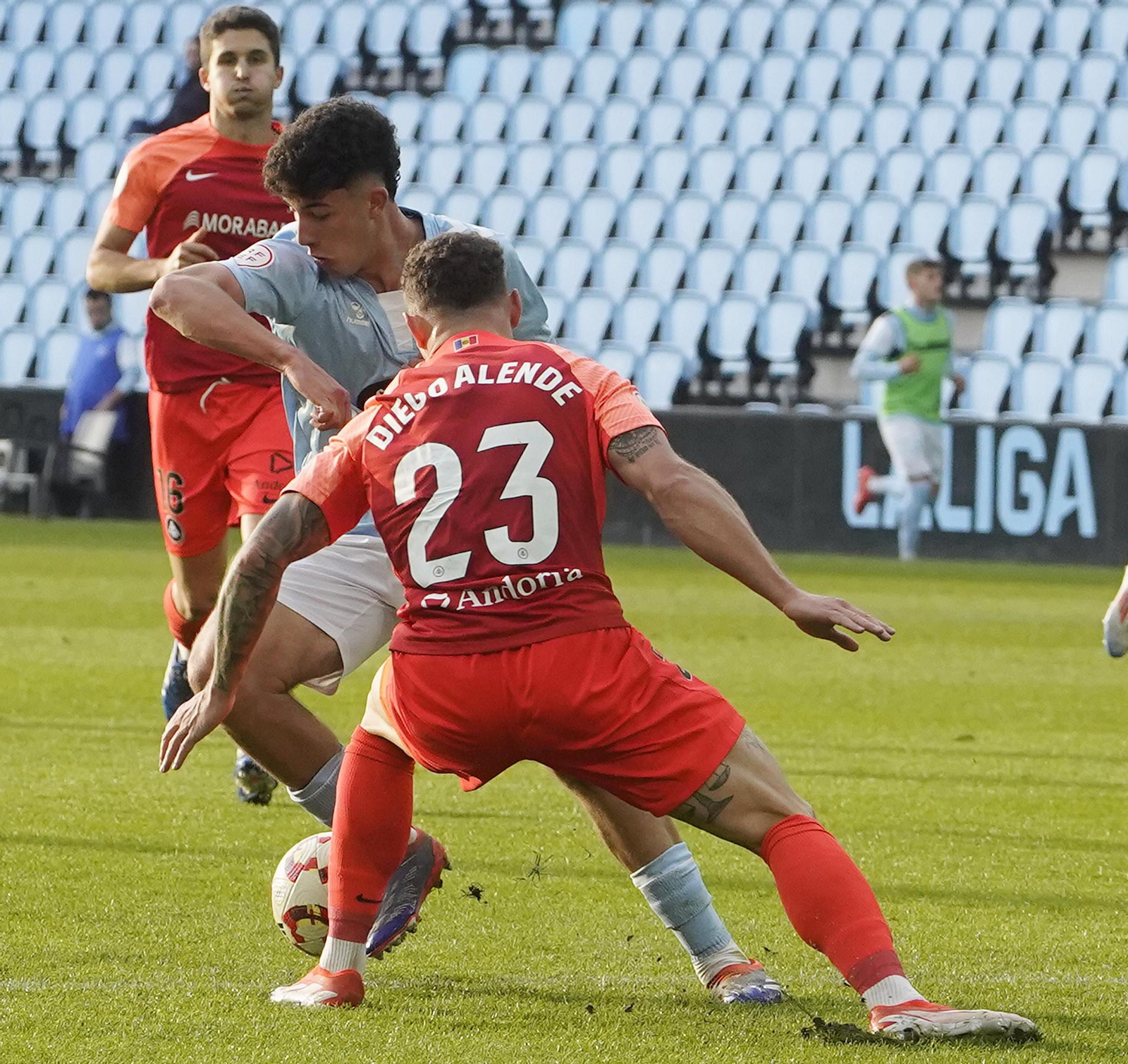 Hugo Burcio recorta al excéltico Diego Alende, en su última visita del Andorra a Balaídos, en diciembre de 2024.