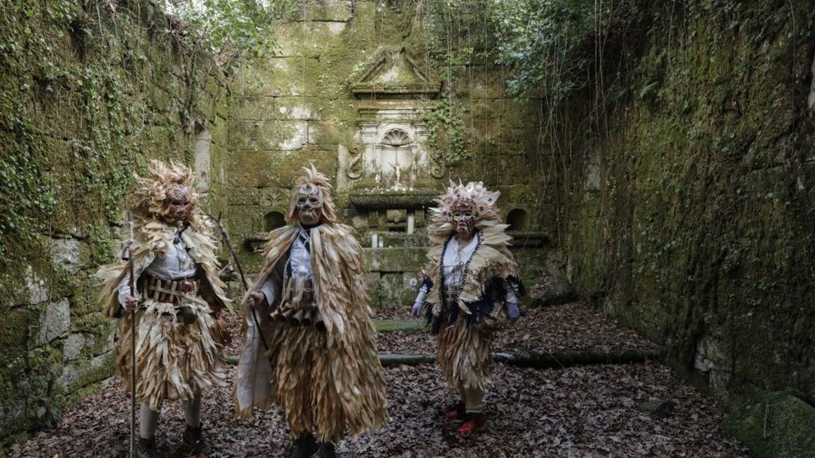 Los follateiros, a su paso por la Escusalla.