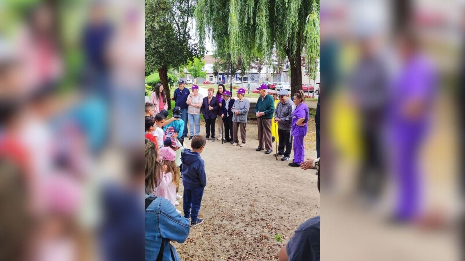 Alumnado lazano participa en una actividad intergeneracional.