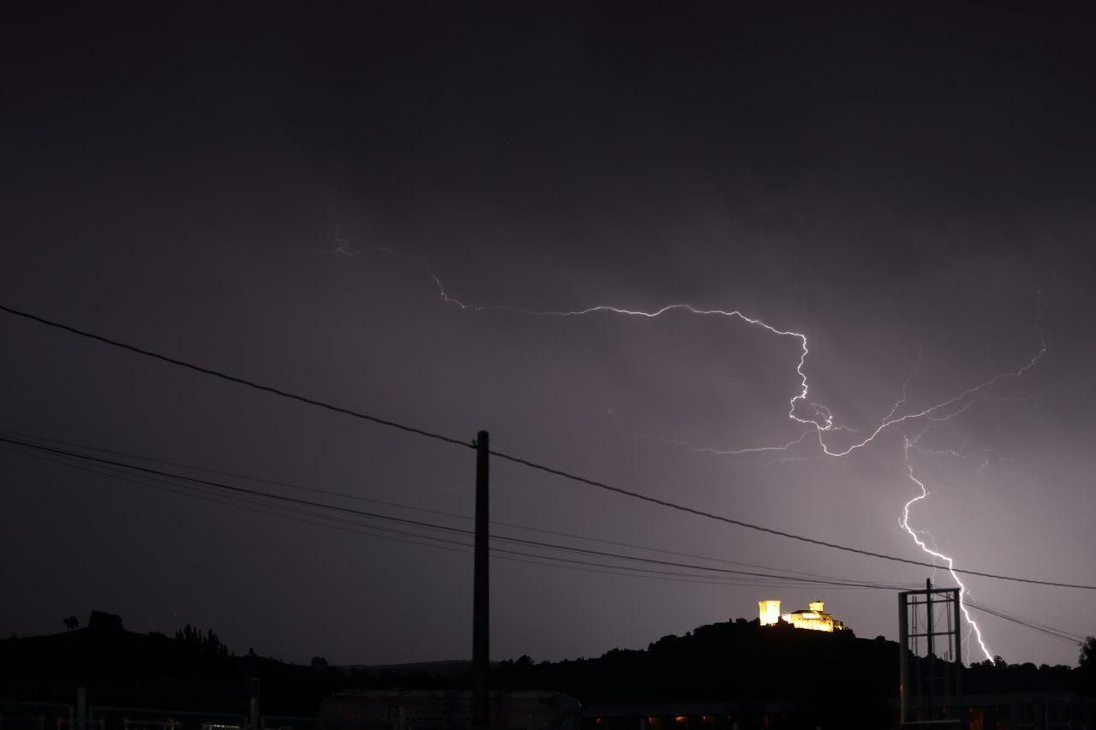 Las tormentas eléctricas iluminaron Ourense // Alberte