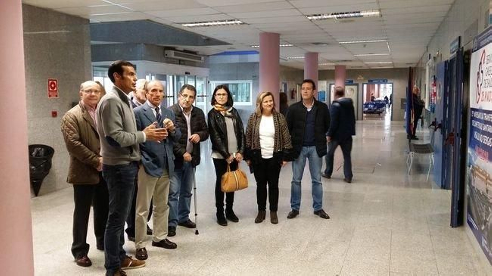 Responsables del Sergas y alcaldes de la comarca, durante la inauguración de la exposición.