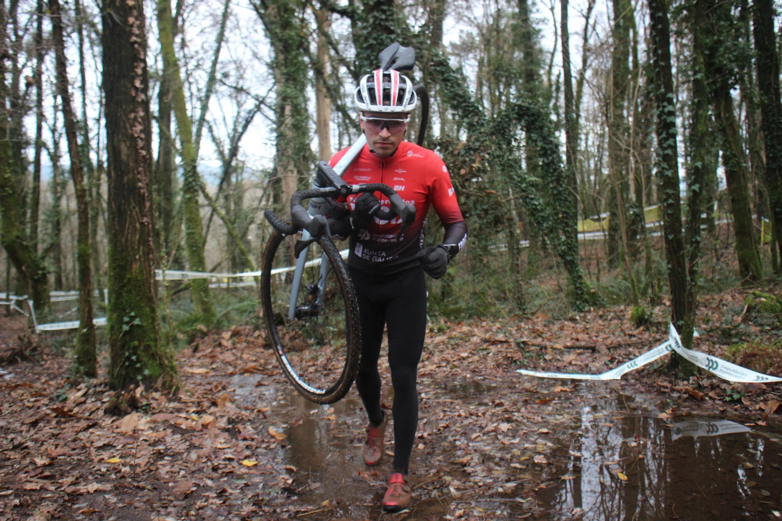 Galería | El campeón de ciclocross Miguel Rodríguez entrena en su Ponteareas natal