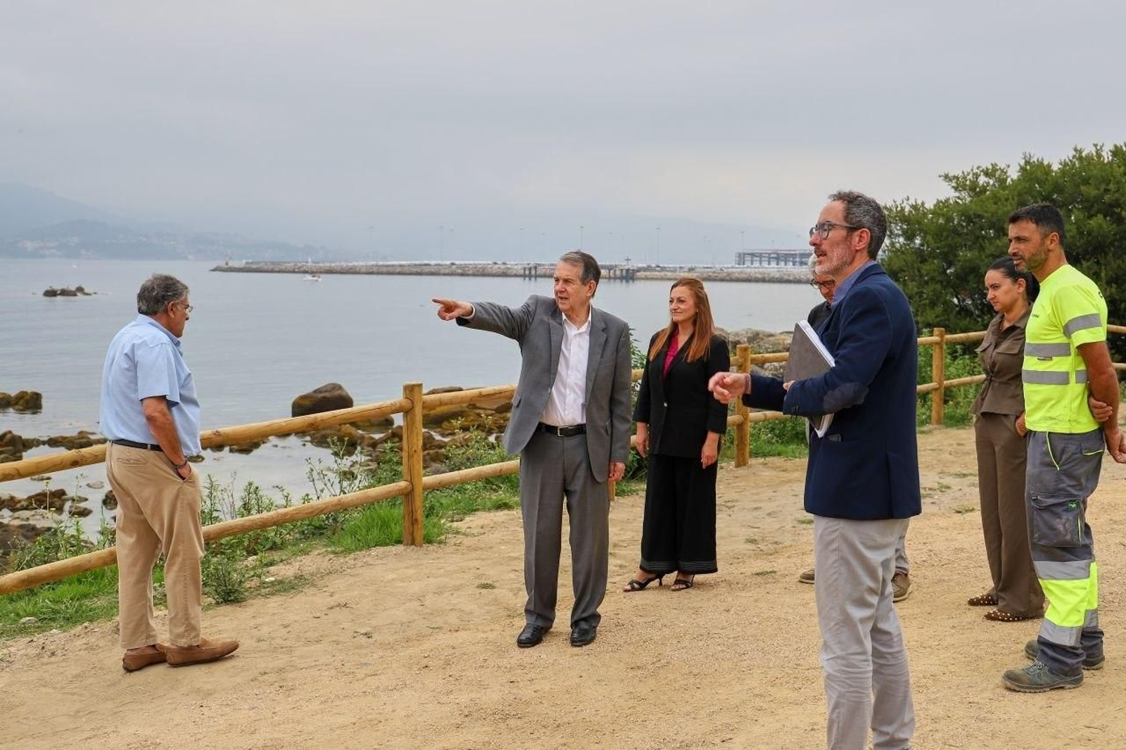 El alcalde, ayer en Santa Baia con Javier Pardo, Patricia Iglesias y técnicos municipales.