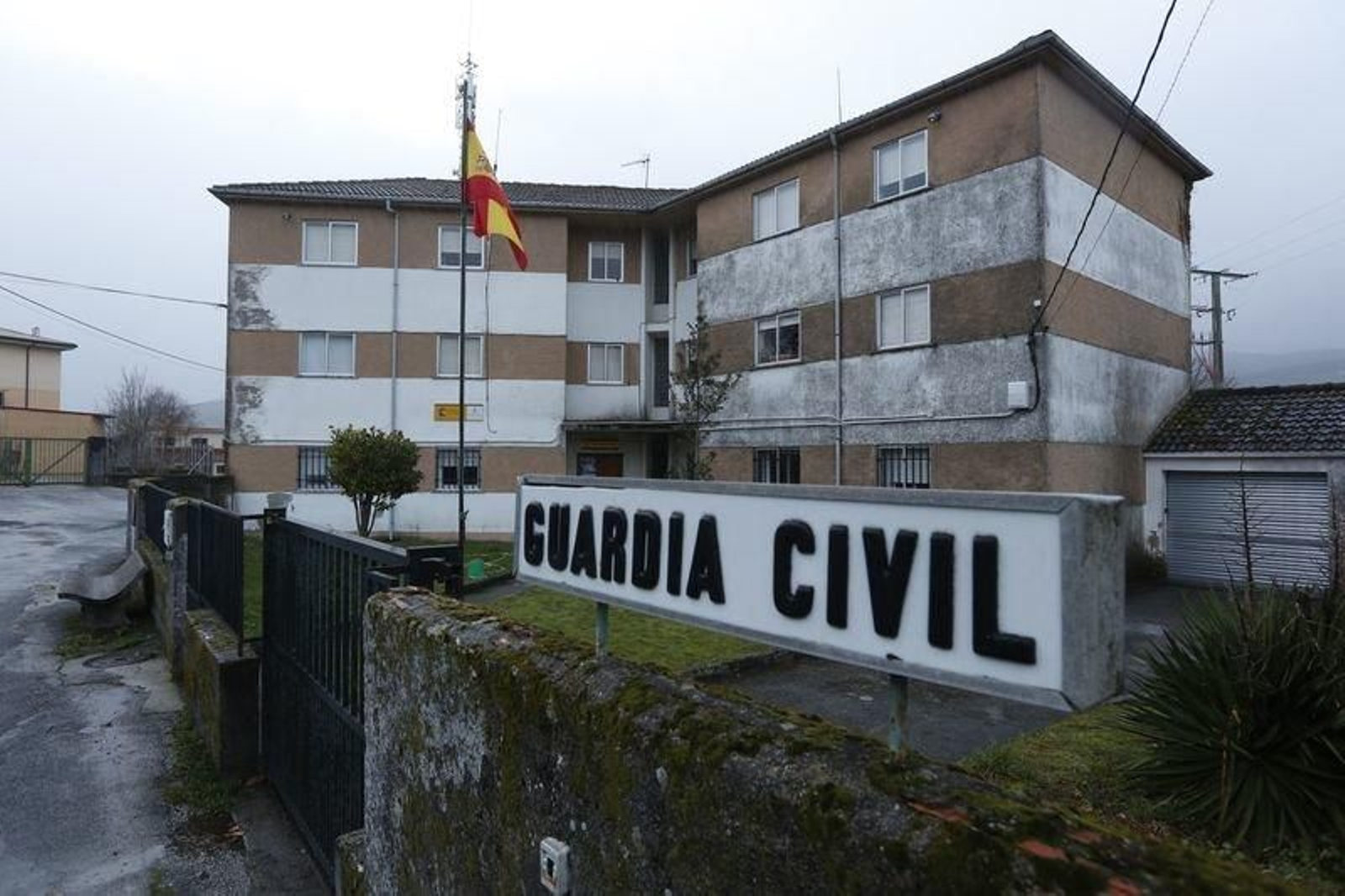 El exterior de cuartel de Lobeira, uno de los que presenta peor estado de conservación de la provincia (XESÚS FARIÑAS).