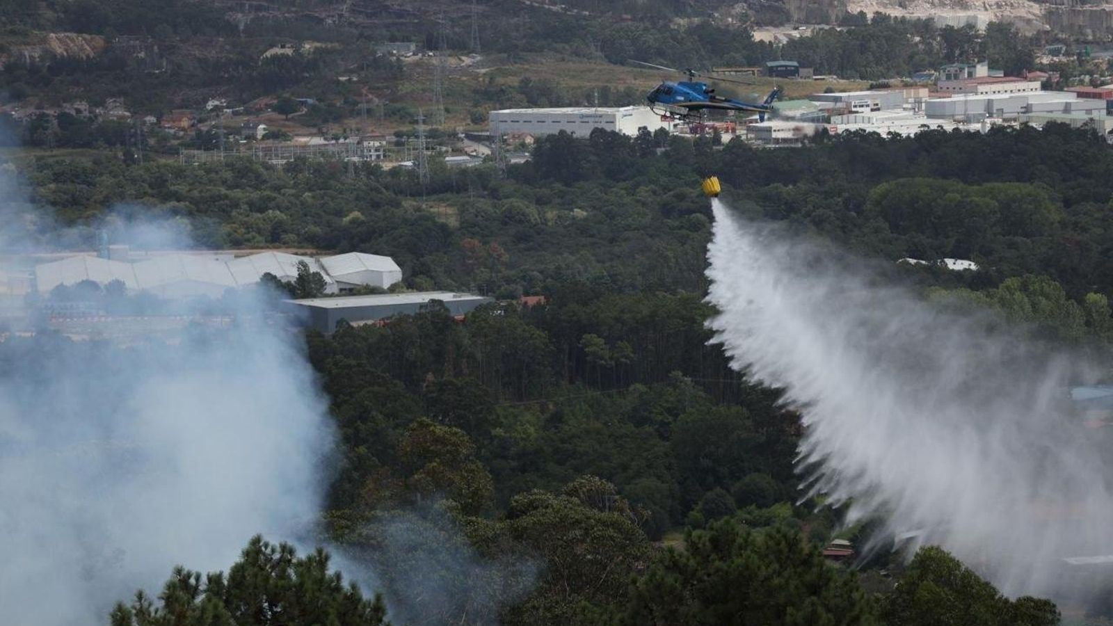 Un helicóptero trabajando en la extinción del incendio declarado en Pontellas.