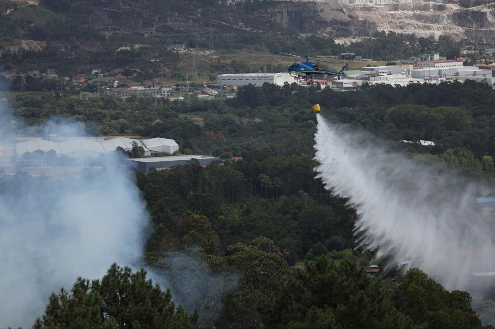 Un helicóptero trabajando en la extinción de un incendio en Galicia.