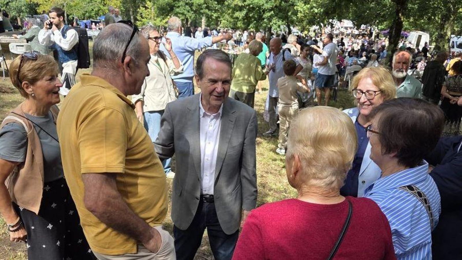 Abel Caballero hablando con los vecinos durante la romería.