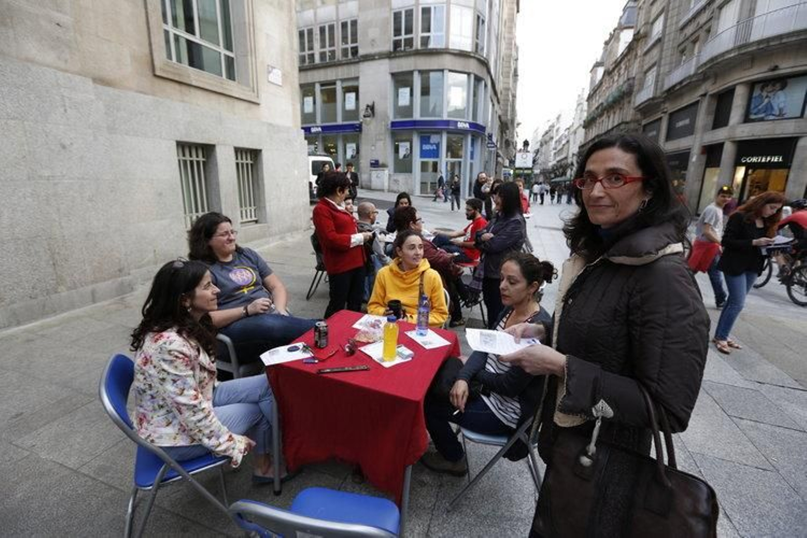Isabel Pérez y Ximena González (sentadas) con Susana García (pie), en la terraza reivindicativa. (X. FARIÑAS)