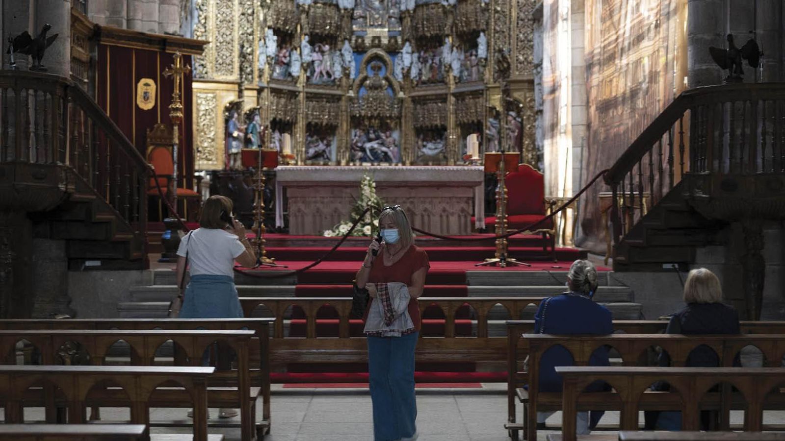Un grupo de turistas observa un mapa en el entorno de la Praza Maior, ayer por la tarde (MARTIÑO PINAL).
