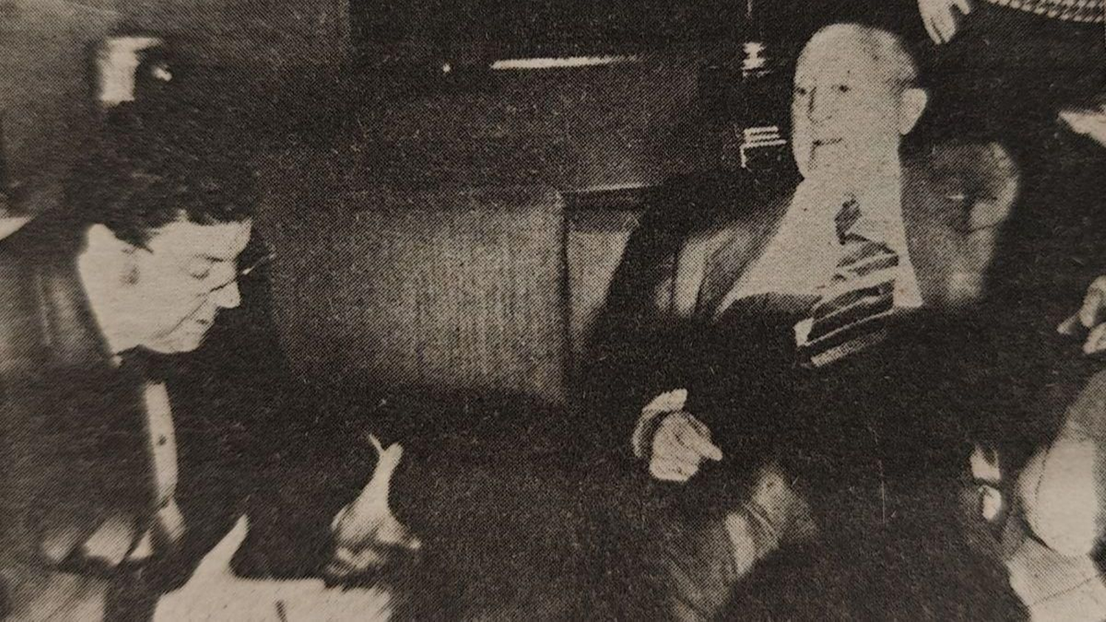 López Salgado entrevistando a Santiago Bernabéu.