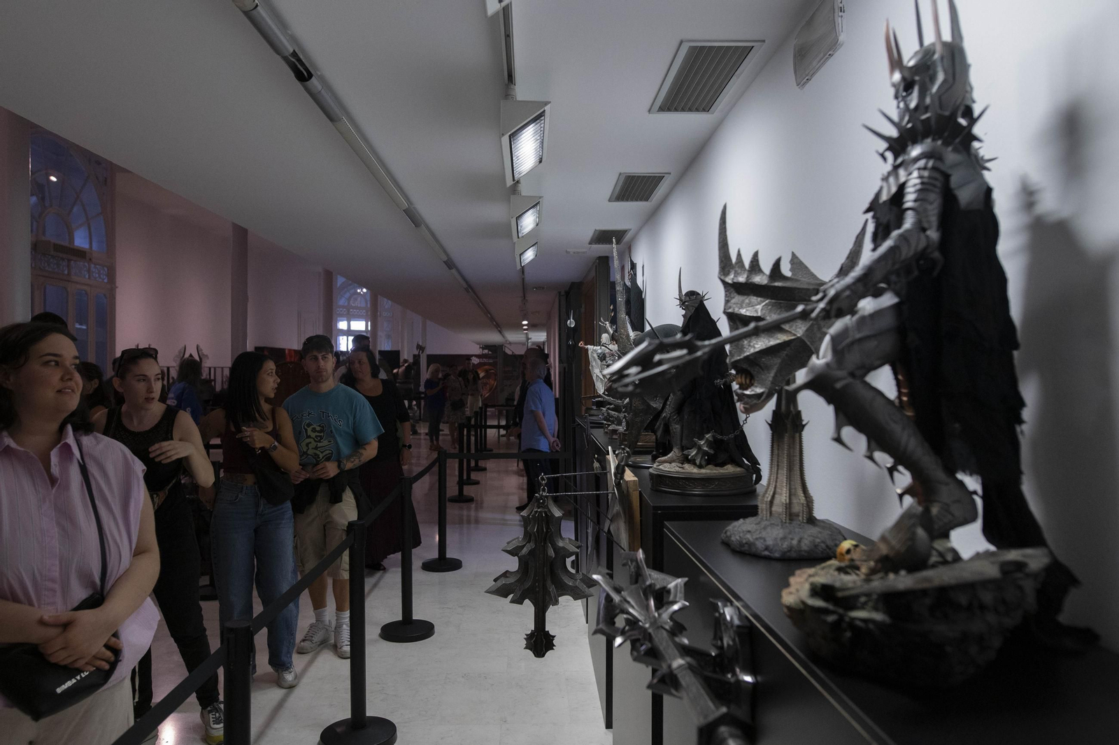Un recorrido por el universo de Tolkien en la exposición organizada por el OUFF con motivo del 25 aniversario de la saga