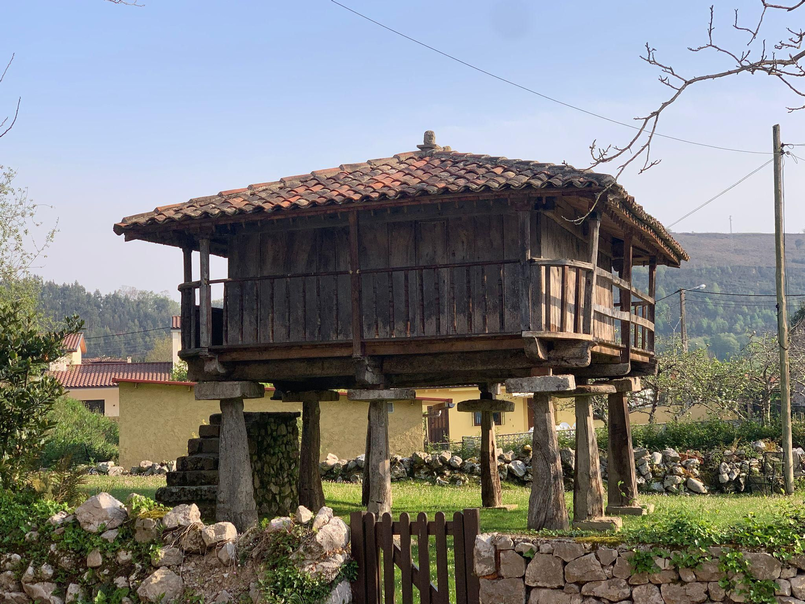 Panera asturiana con más de 200 años de antitgüedad situado en localidad llanisca de La Galguera