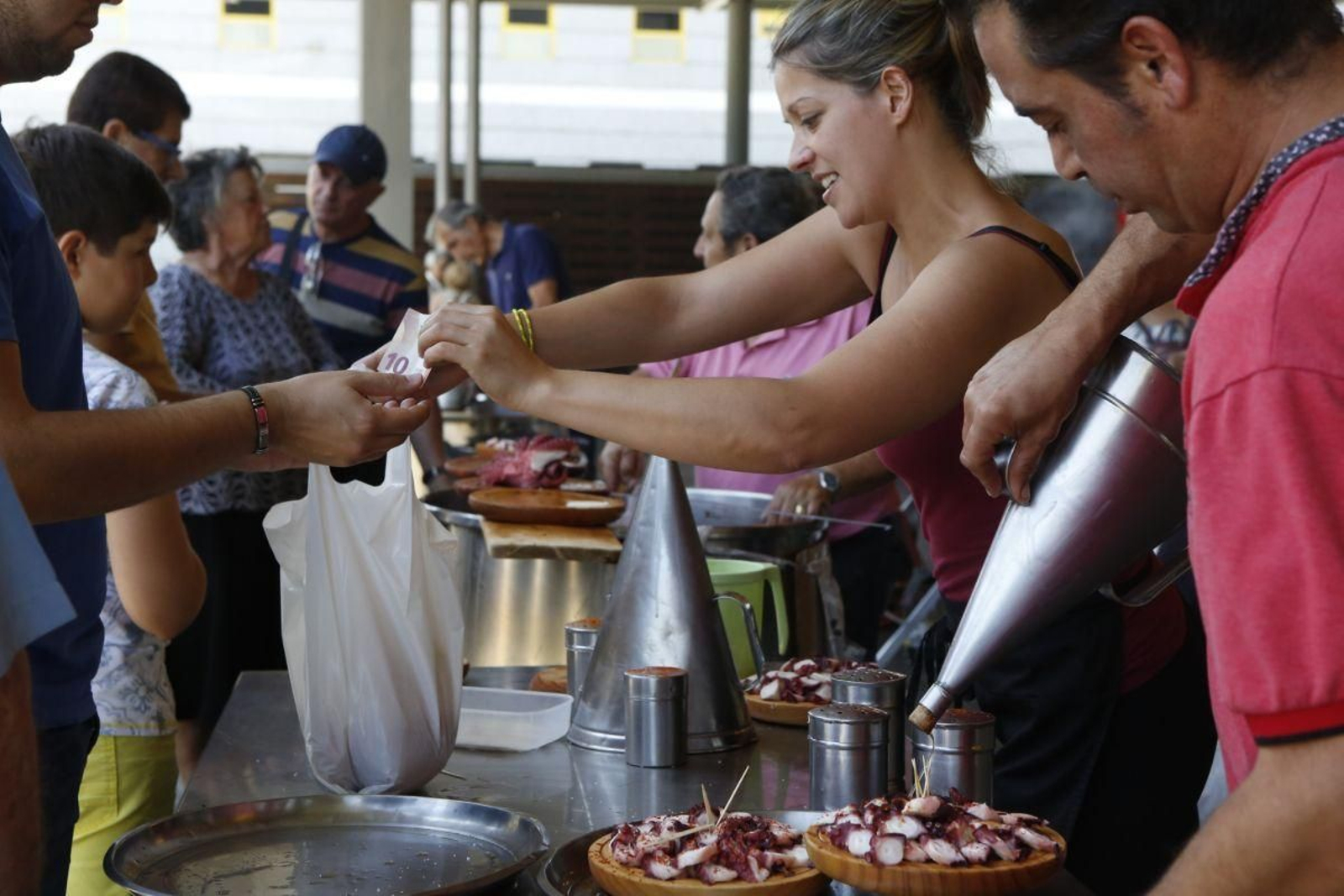 Pulpeiros sirviendo raciones ayer en el Campo da Feira de la ciudad.
