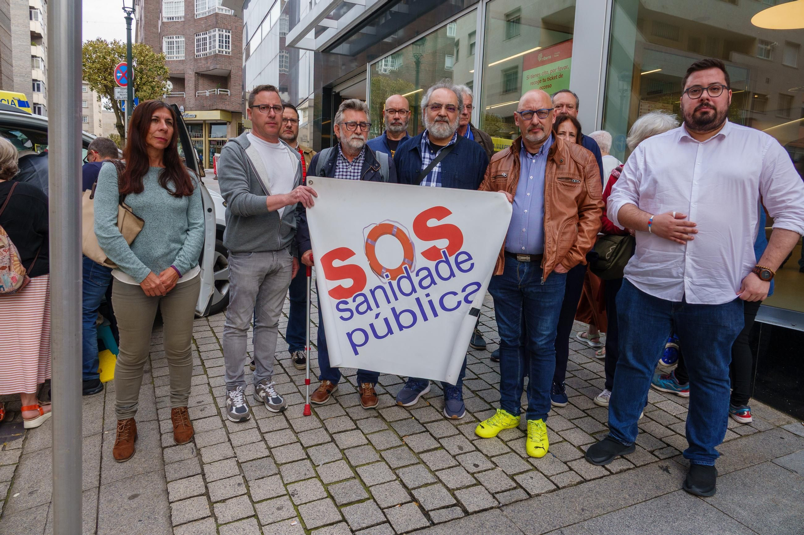 Miembros de la plataforma, formada por partidos, sindicatos y otros colectivos, ayer en Povisa.