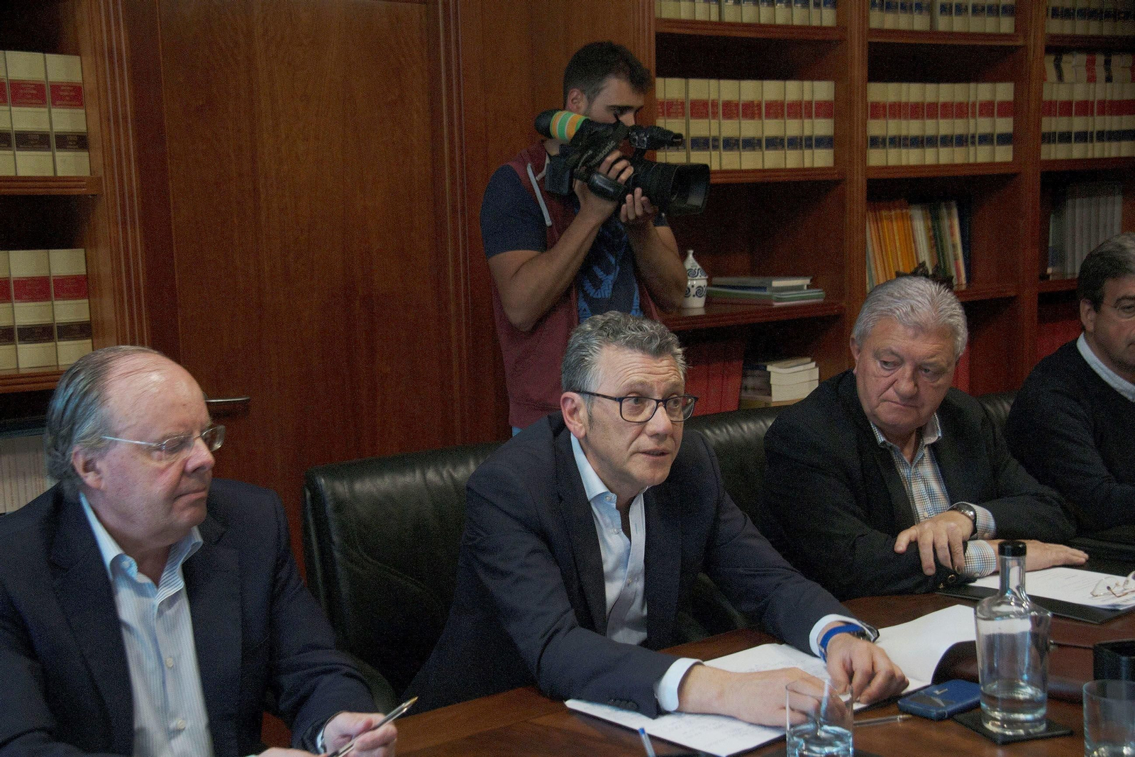 Javier Touza, presidente de la Cooperativa de Armadores de Vigo, con su directiva.