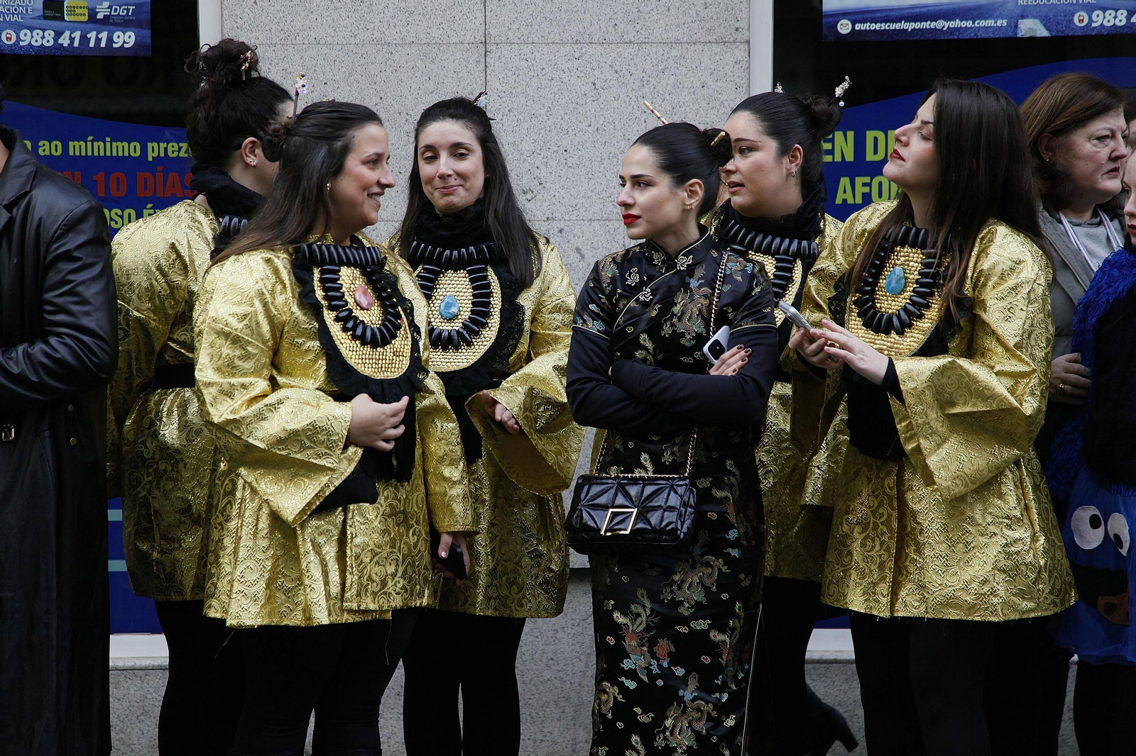 Galería | Música, color y tradición con las llegada de los Cigarróns a Verín durante el Domingo de Corredoiro