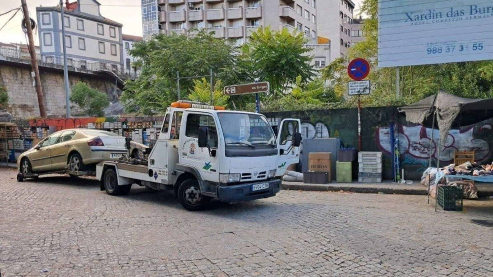La grúa municipal, en pleno servicio.