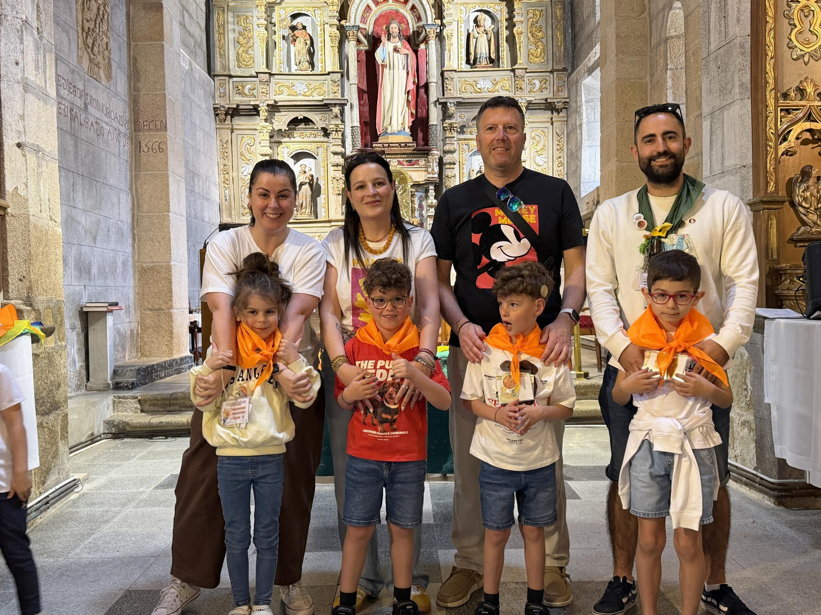 Entrega do pano a un grupiño de Saltimbanquis