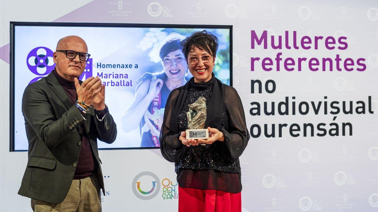 Manuel Baltar entrega el galardón a Mariana Carballal.