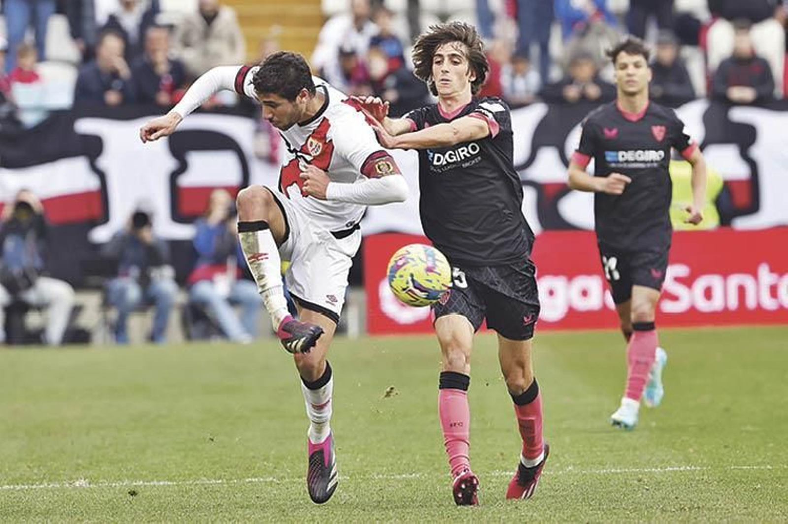 Santi Comesaña es capitán y pieza fundamental dentro del campo para Andoni Iraola.