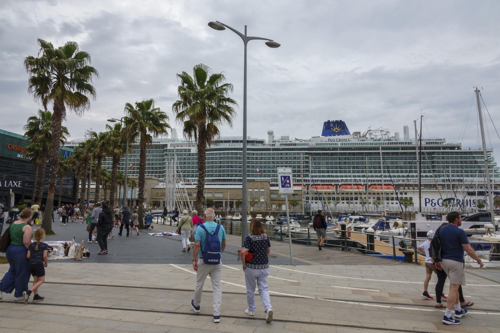 El "Arvia", ayer atracado en Vigo, con sus 345 metros de eslora y casi 6.000 pasajeros.