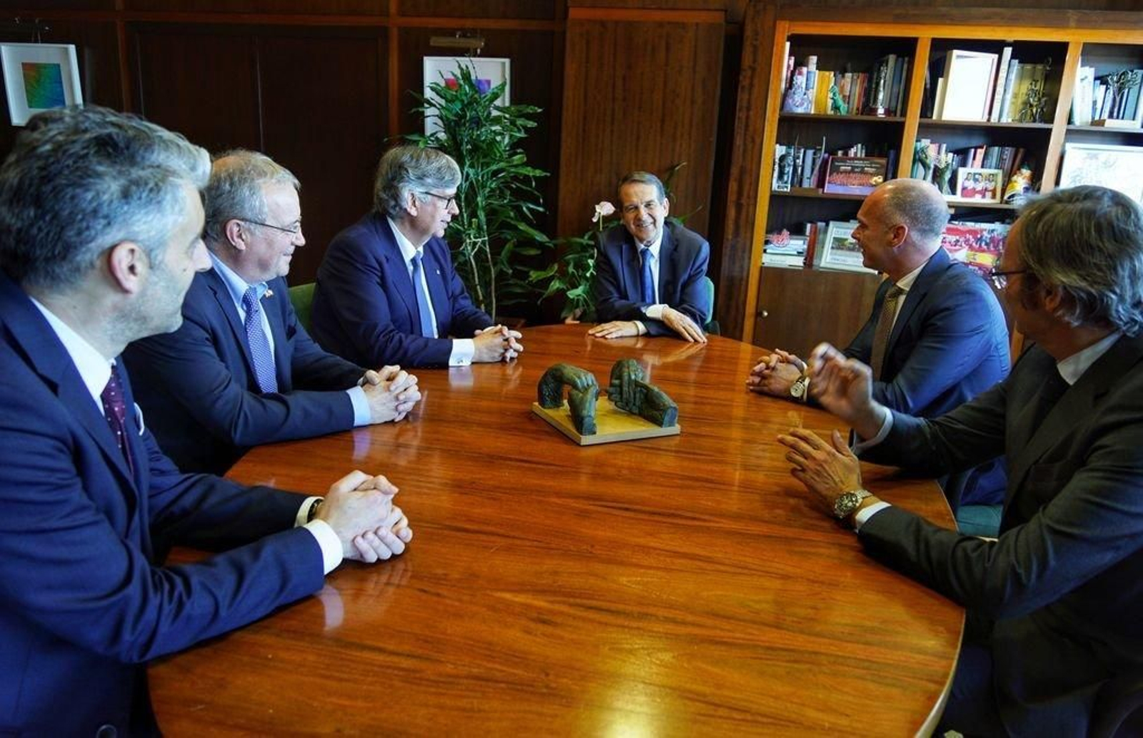 Abel Caballero mantuvo  ayer un encuentro con la nueva junta directiva del Cuerpo Consular de Vigo