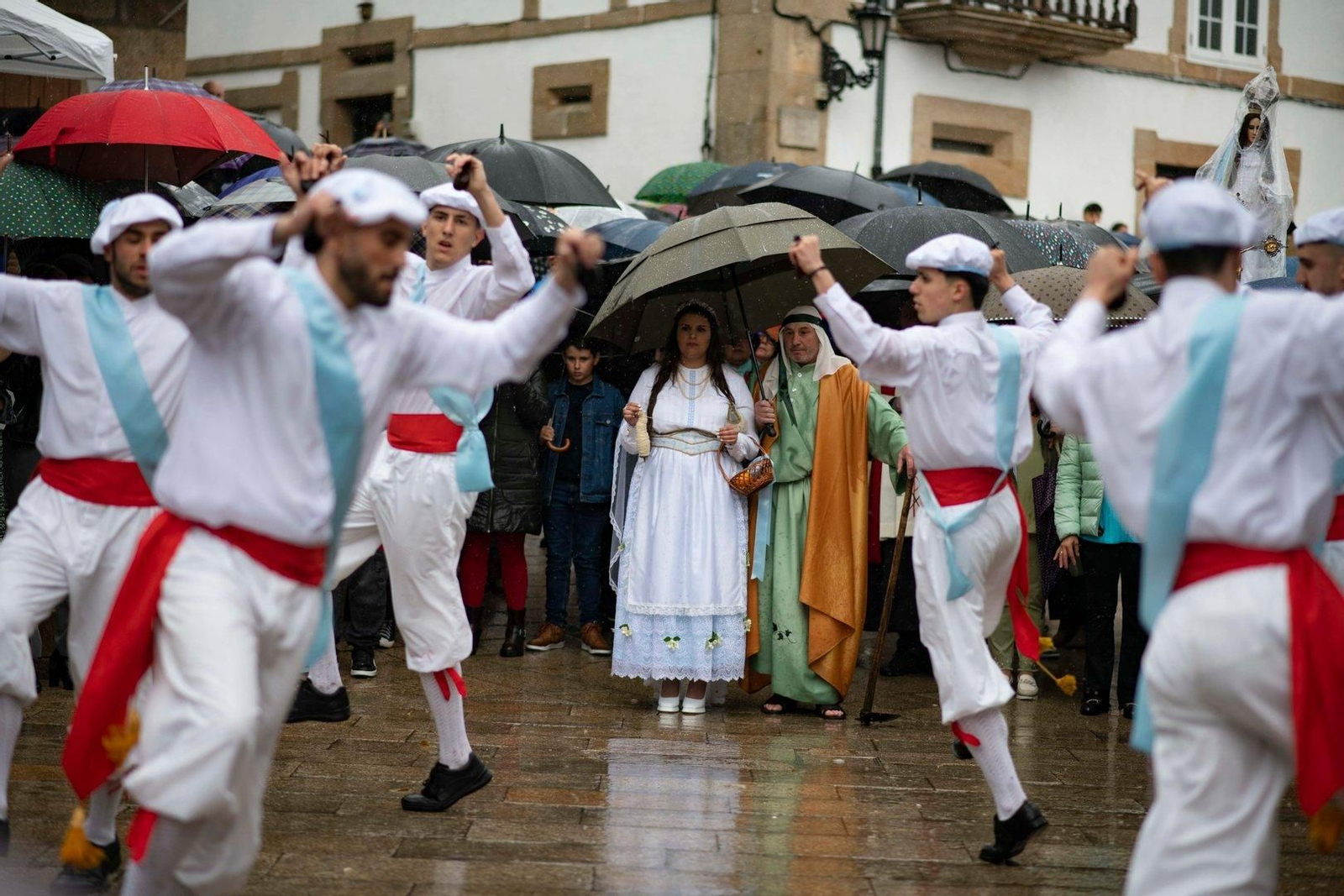 Laza. 05/05/2024. Festa dos Maios en Laza coa saida da Eva e os Danzantes nunha xornada con moita chuvia.
Foto: Xesús Fariñas