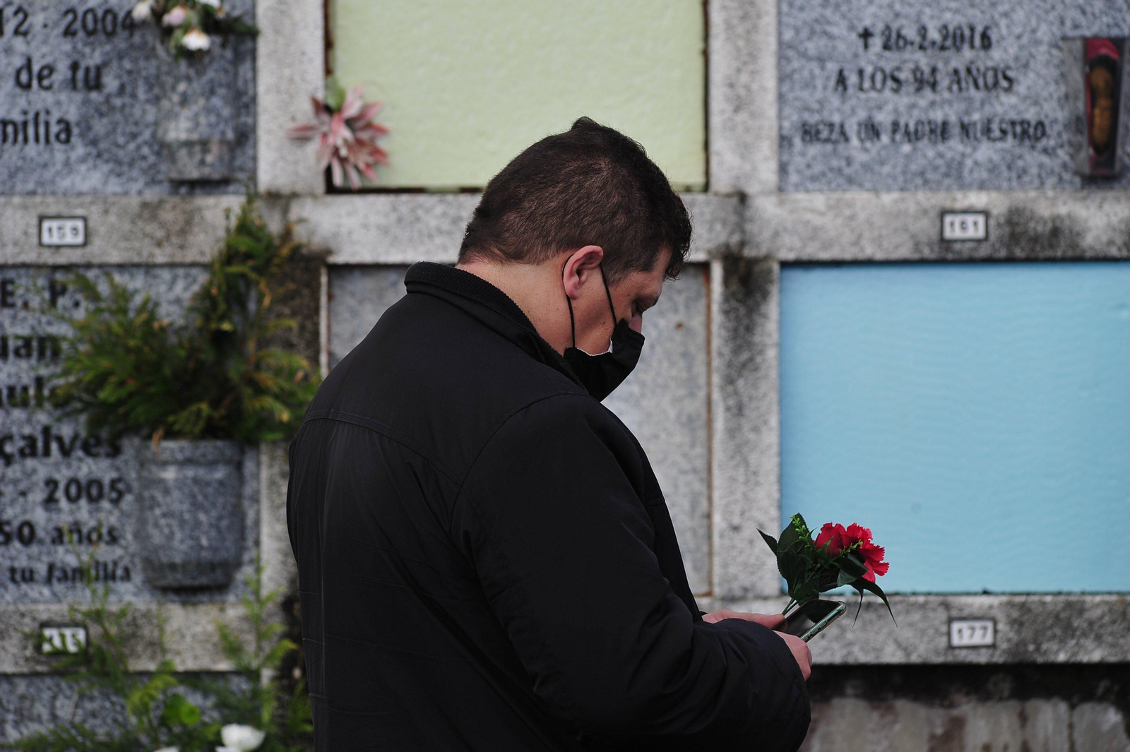 Día de Todos los Santos en el cementerio de Santa Mariña. José Paz