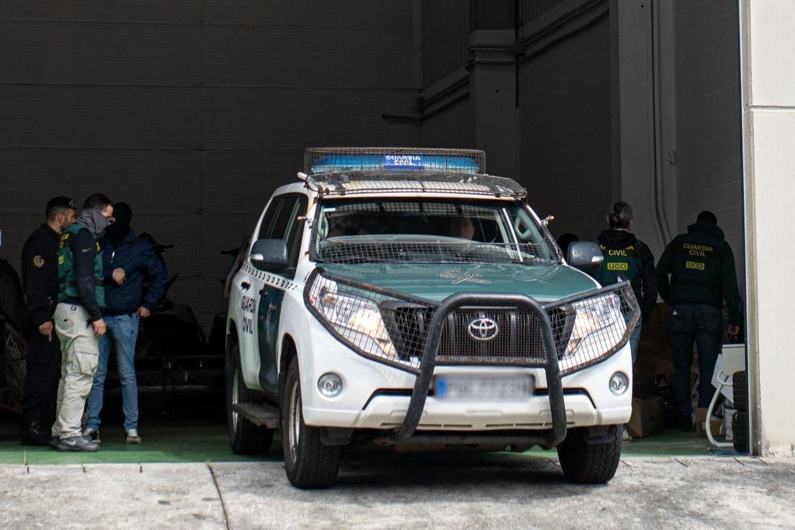 Operativo de la Guardia Civil en el polígono industrial Sete Pías, en Barrantes, Ribadumia durante la mañana de ayer.