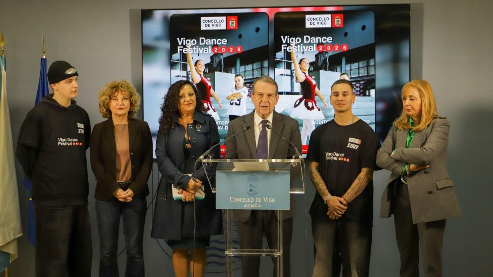 El alcalde ayer en la presentación de Vigo Dance Festival con el equipo organizador.