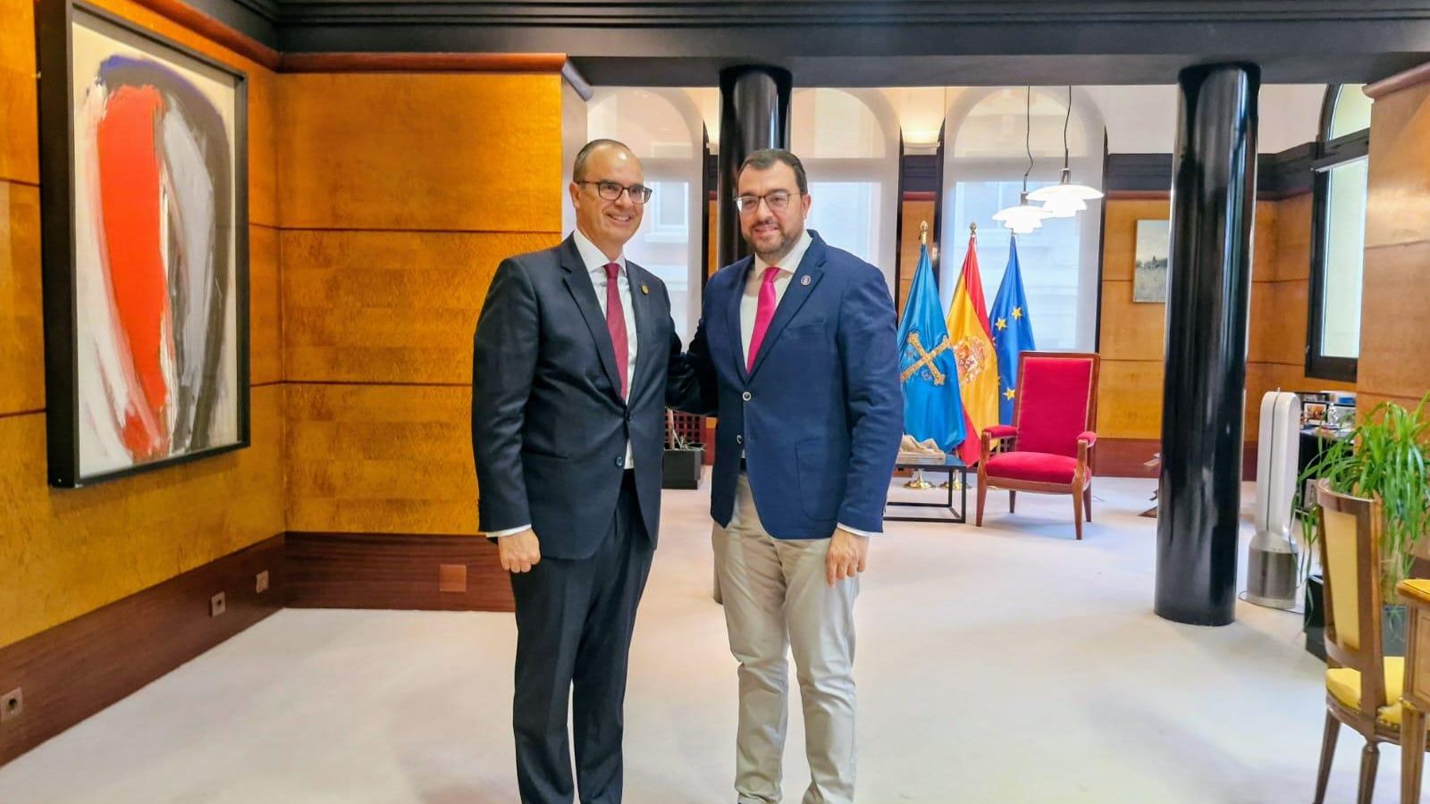 Adrián Barbón con el embajador