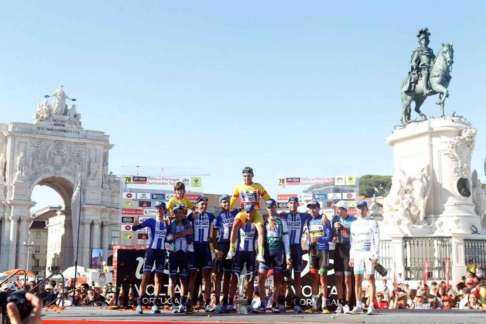 Gustavo Veloso (verde) y Rui Vinhas (amarillo) celebran la victoria en la Volta a Portugal sobre el podio.
